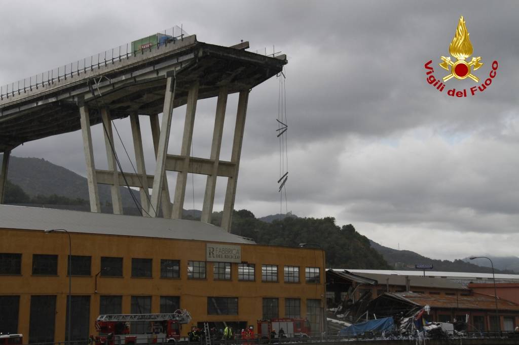 Crollo del viadotto, le immagini dei vigili del fuoco