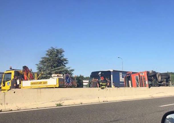 ribaltamento camion A8 Castellanza