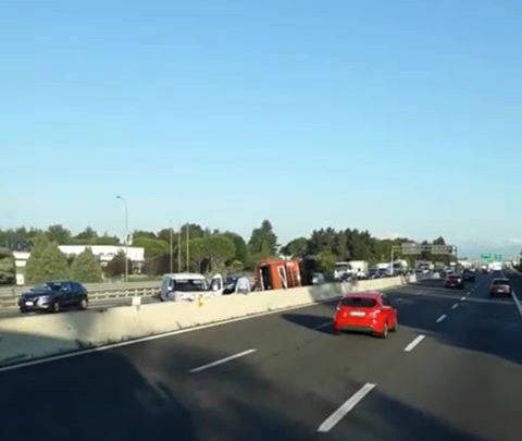ribaltamento camion A8 Castellanza