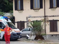 Sbatte con l'auto contro una fioriera