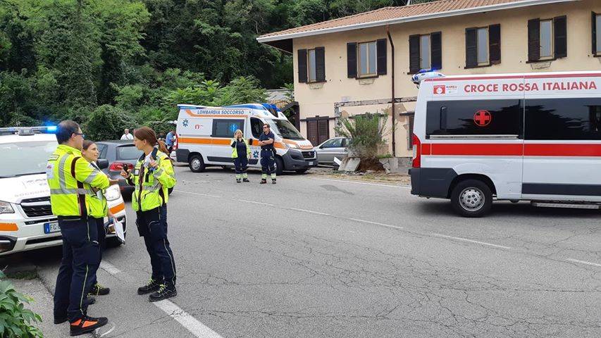 Sbatte con l'auto contro una fioriera