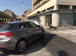 Auto contro una vetrina in via Galvani a Busto Arsizio