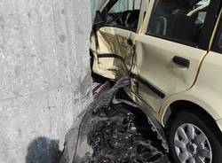 Auto contro una vetrina in via Galvani a Busto Arsizio