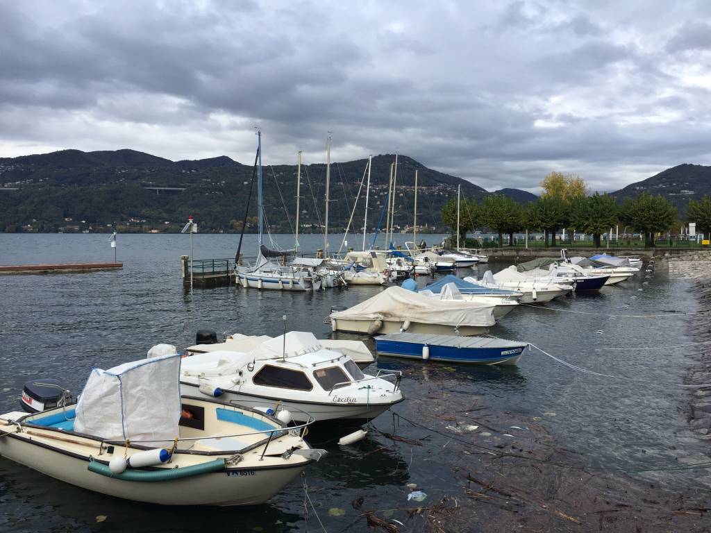 Il lago dopo la pioggia ad Angera e Ranco