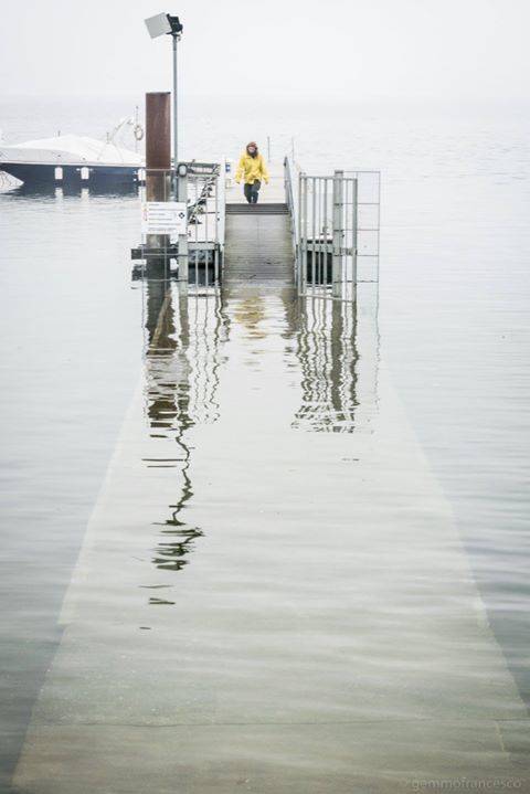 Laveno Mombello, acqua alta e rifiuti (foto di Francesco Gemmo)