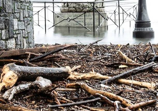 Laveno, acqua alta e rifiuti a riva