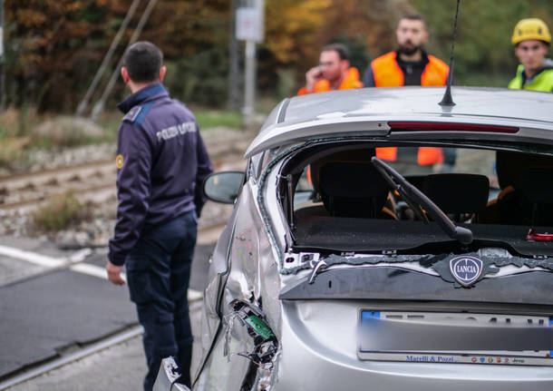 “Intrappolata” tra le sbarre del passaggio a livello