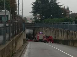 Strada chiusa a Venegono Inferiore tentato suicidio