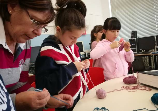 I bambini della don Bosco fanno una coperta per i senzatetto