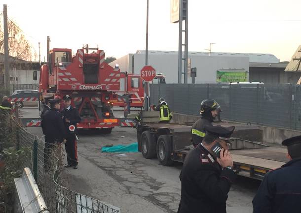 Muore schiacciato da un tir a Fagnano Olona