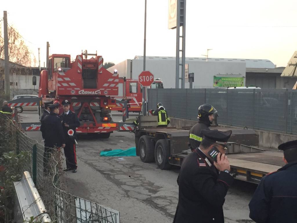 Muore schiacciato da un tir