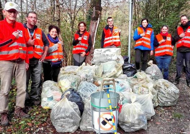 Strada pulita, sacchi riportati a casa