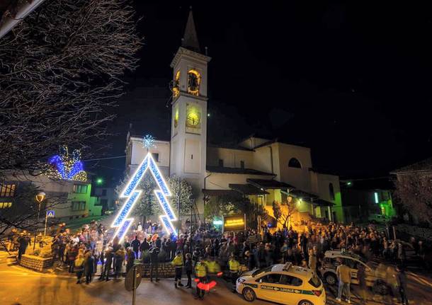 7 Cervelli Auguri Di Natale.Dopo Due Mesi Di Lavoro L Albero Splende In Piazza