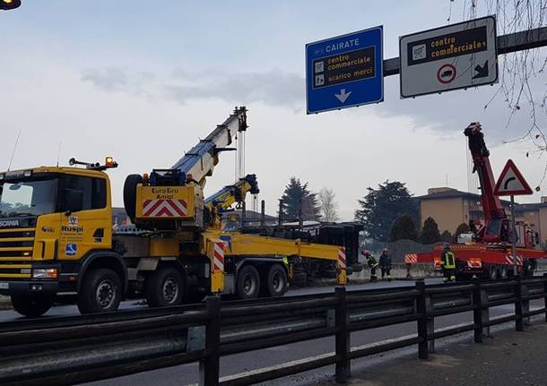 Tir ribaltato a Solbiate Olona, le operazioni di soccorso