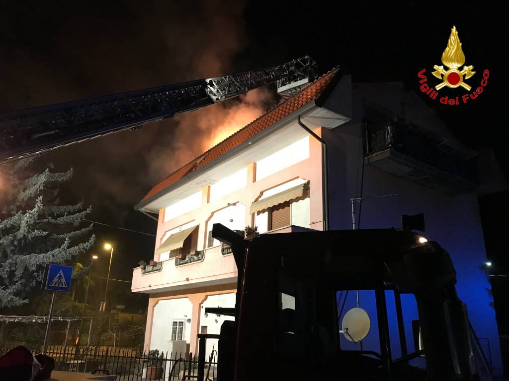 Due interventi per incendio tetto