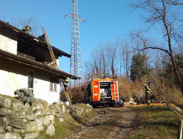 Incendio tetto a Gemonio