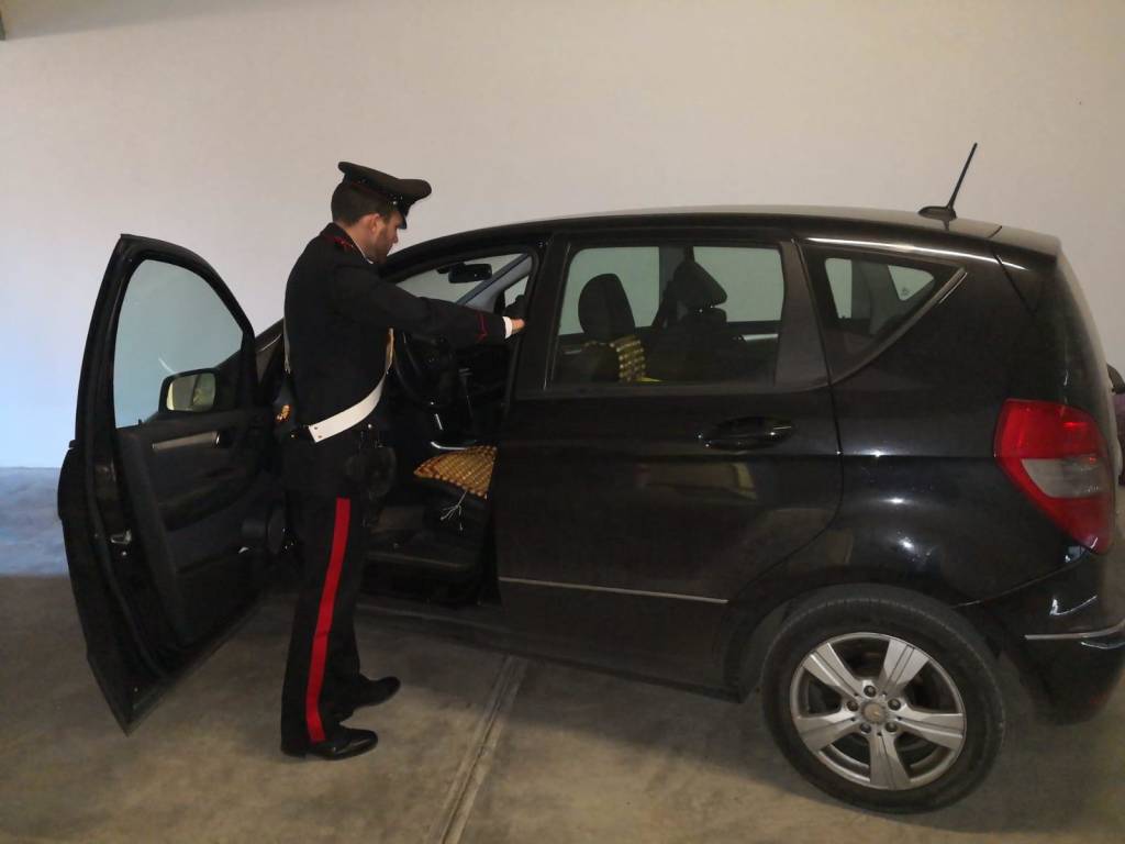 I carabinieri intercettano e arrestano un ladro d\'auto