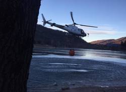 Elicottero in azione per spegnere l'incendio a Ghirla