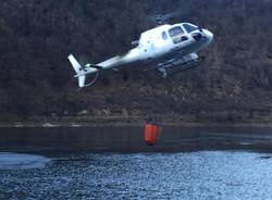 Elicottero in azione per spegnere l'incendio a Ghirla