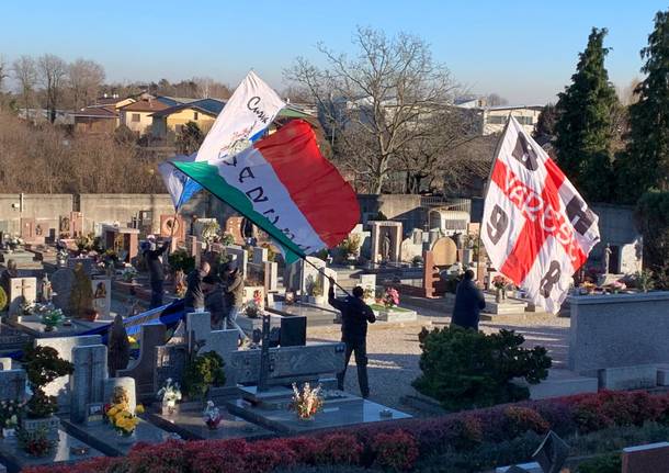 Cori, bandiere e striscioni al funerale di Daniele Belardinelli