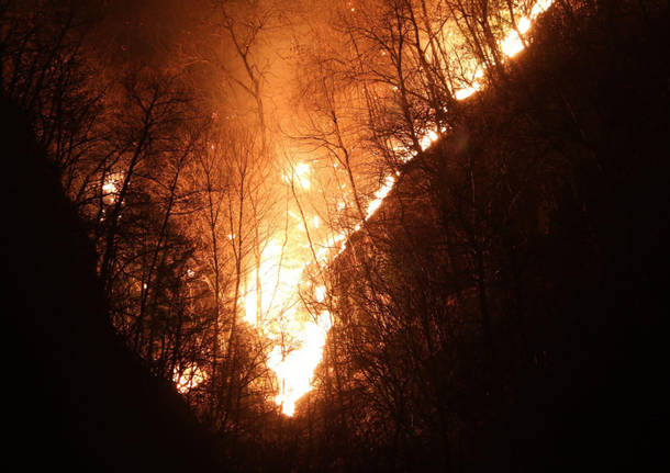 Ghirla: ancora fiamme sul Mondonico