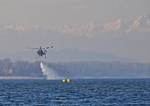 Il rifornimento sul Lago di Varese