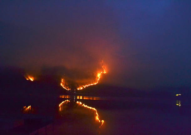 Il risveglio in fiamme sopra il lago di Ghirla