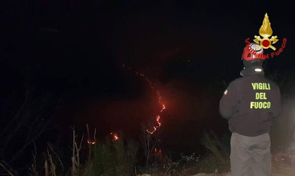 Il risveglio in fiamme sopra il lago di Ghirla