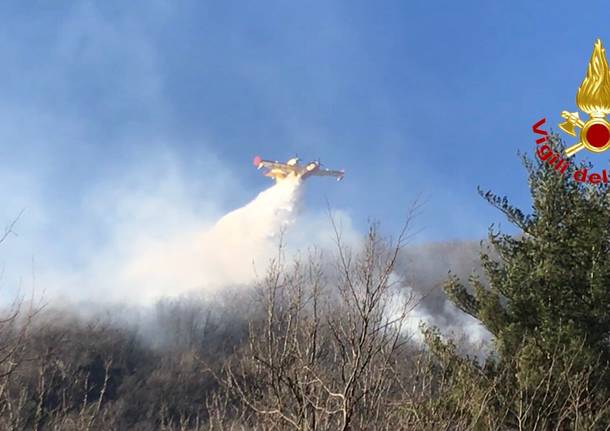 Incendio a Ghirla, le operazioni di spegnimento