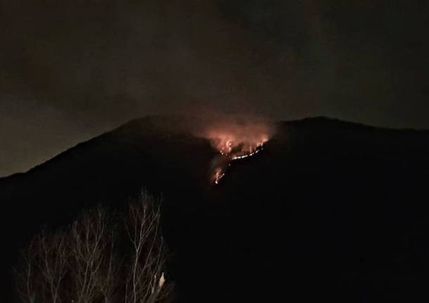 Ghirla: l’incendio riparte nella notte