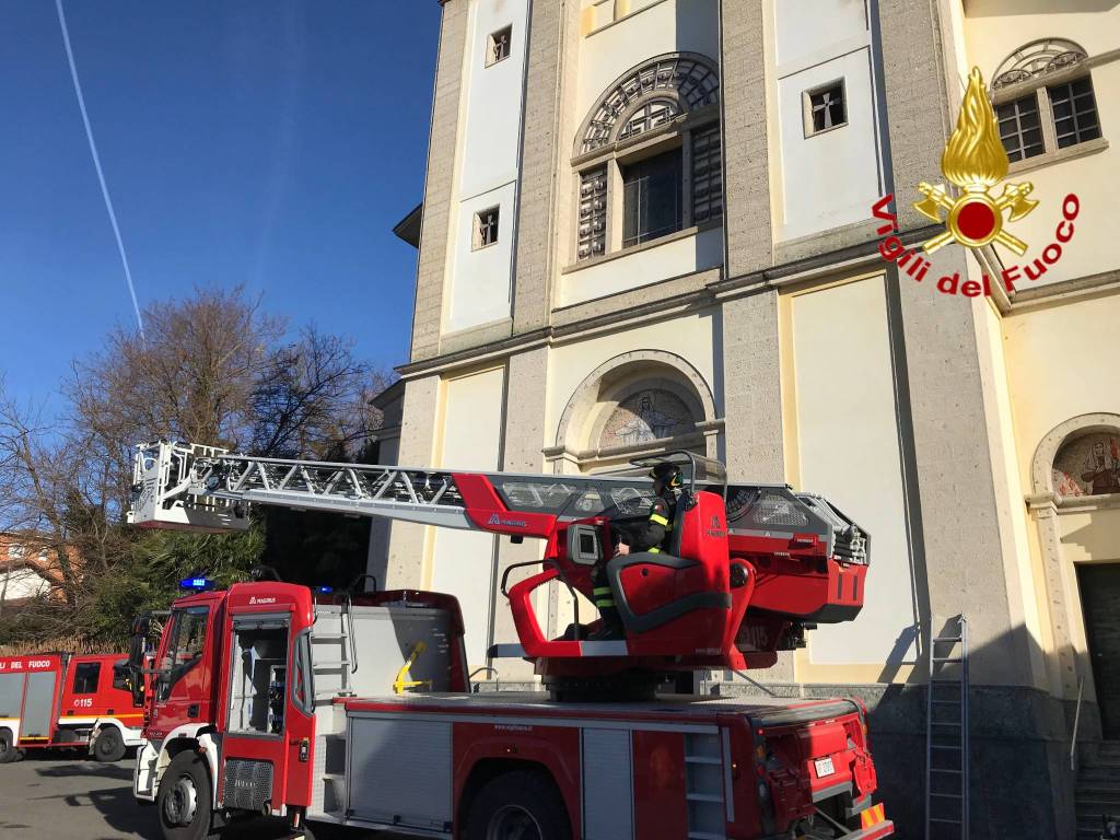 Luino, intervento dei vigili del fuoco nella chiesa di Moncucco