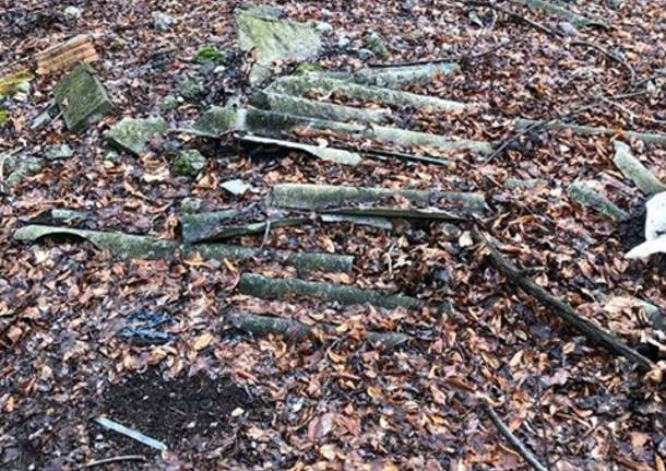 Rifiuti ovunque nel bosco di Cascina Tangitt