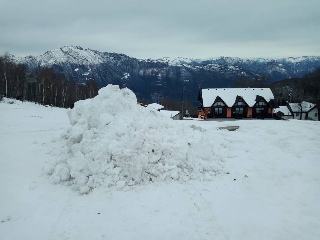 Forcora, la neve del “parcheggione” posata sulle piste