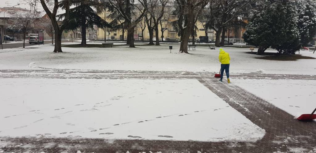 Gli alunni di Enaip puliscono dalla neve il sagrato di Beata giuliana