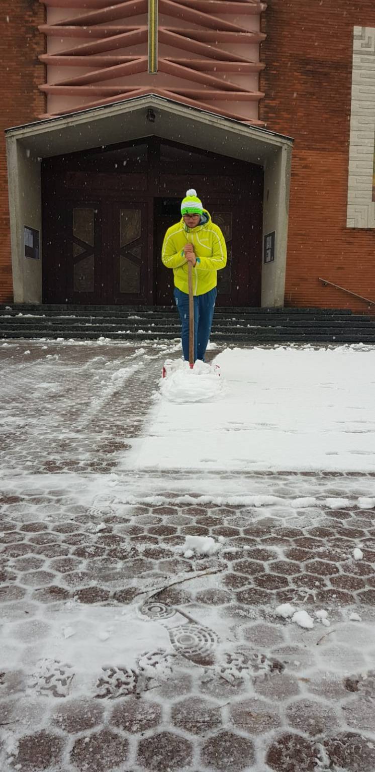 Gli alunni di Enaip puliscono dalla neve il sagrato di Beata giuliana