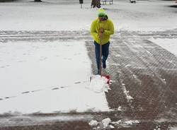 Gli alunni di Enaip puliscono dalla neve il sagrato di Beata giuliana