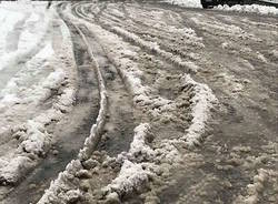 La neve  nel parcheggio e lungo la strada che porta agli istituti superiori