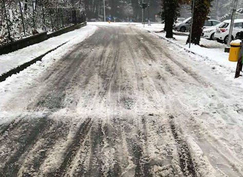 La neve  nel parcheggio e lungo la strada che porta agli istituti superiori