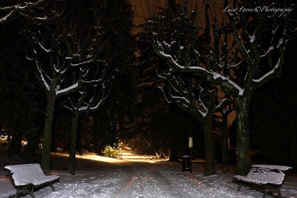 Villa Toeplitz innevata:lo scenario notturno è incantano - foto di Luca Leone