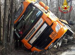 Autocisterna con azoto liquido ribaltata a bordo strada  1 