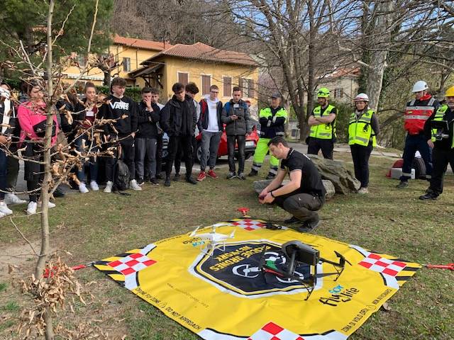 I volontari al lavoro al campo base