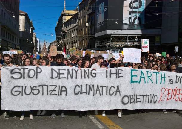 Fridays For Future manifesta davanti alle scuole. Agiamo subito