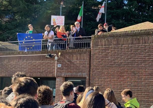 Gli studenti della Scuola Europea manifestano per l’ambiente