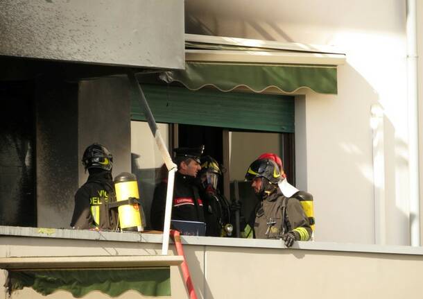 Incendio a Mazzafame: a bruciare un balcone in via Azalee