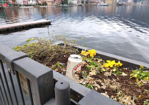 Porto Ceresio – Rifiuti di Carnevale nel lago