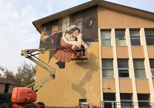 Andrea Ravo Mattoni realizza un murales a Gavirate 