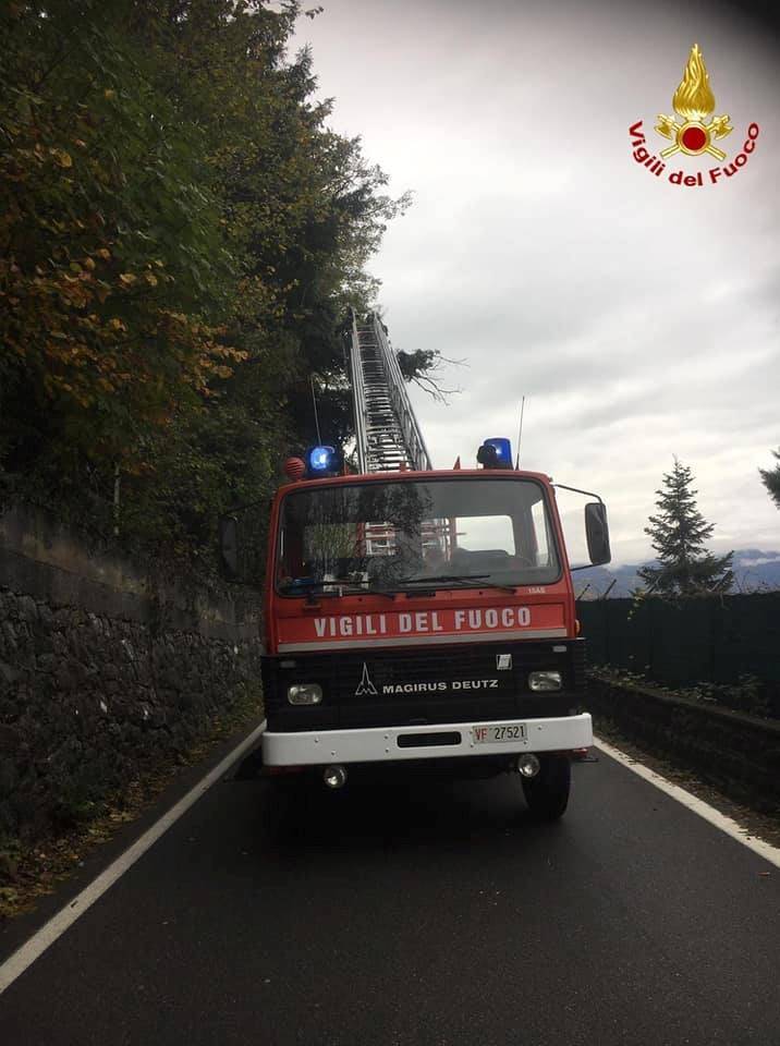 L\'autoscala dei vigili del fuoco volontari di Luino