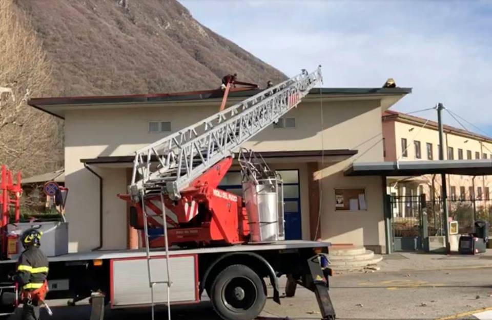 L\'autoscala dei vigili del fuoco volontari di Luino