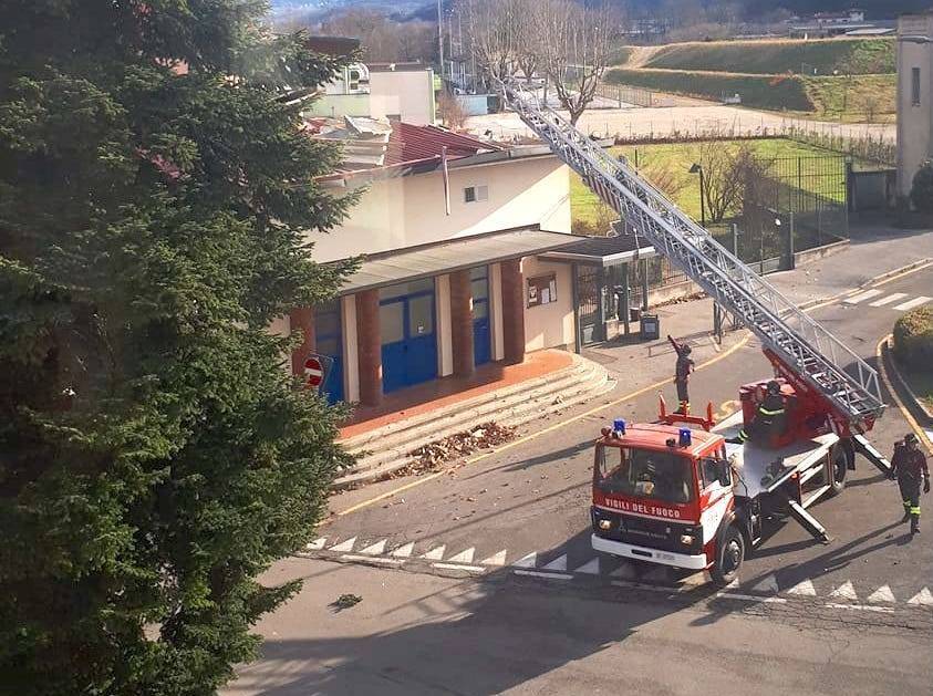 L\'autoscala dei vigili del fuoco volontari di Luino