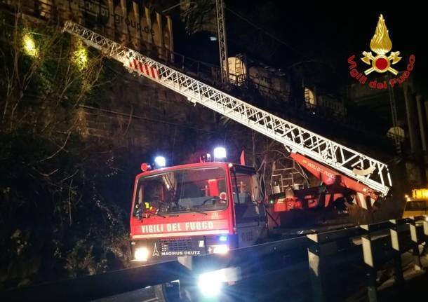 L\'autoscala dei vigili del fuoco volontari di Luino